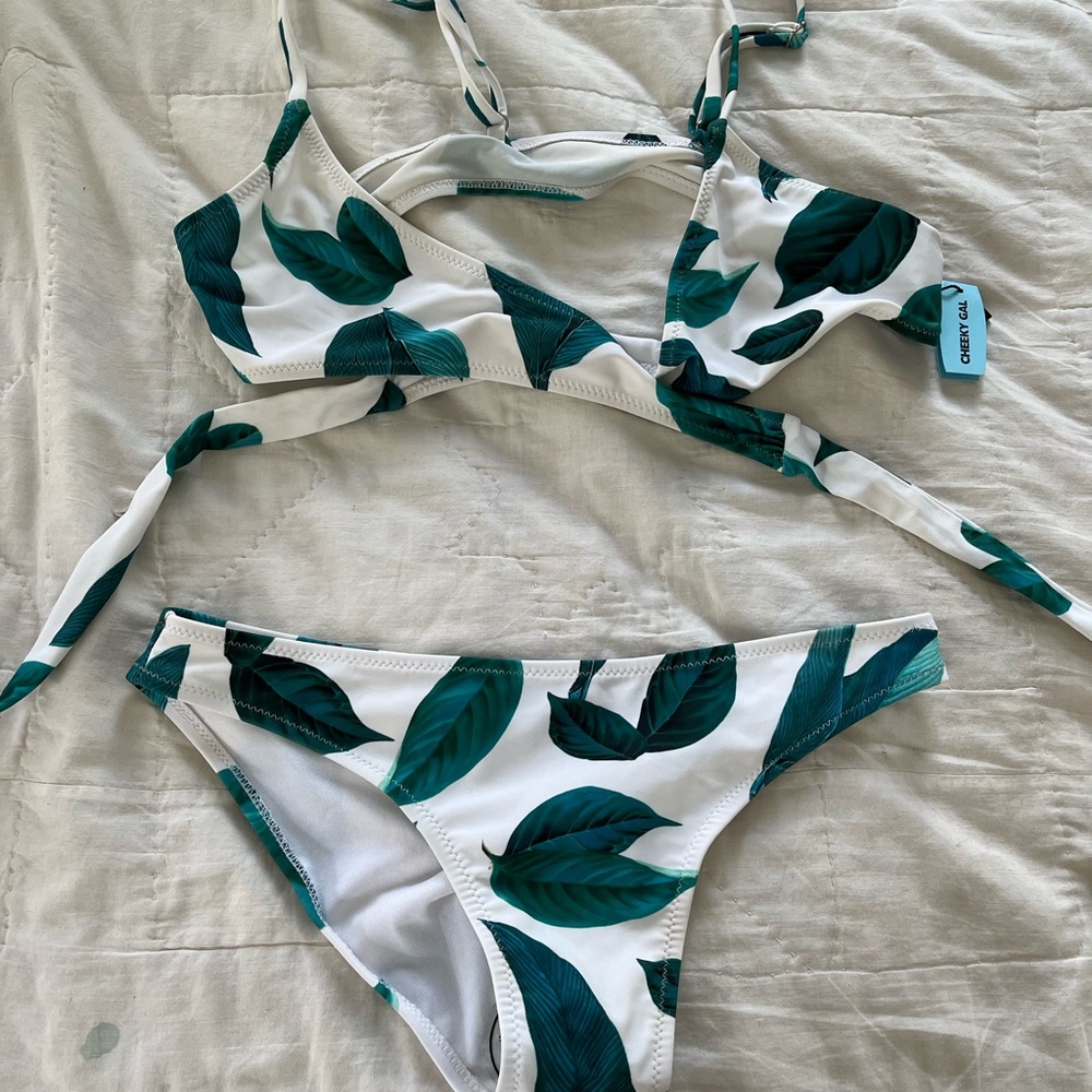 NWT: Cupsay swim green & white plant bikini
